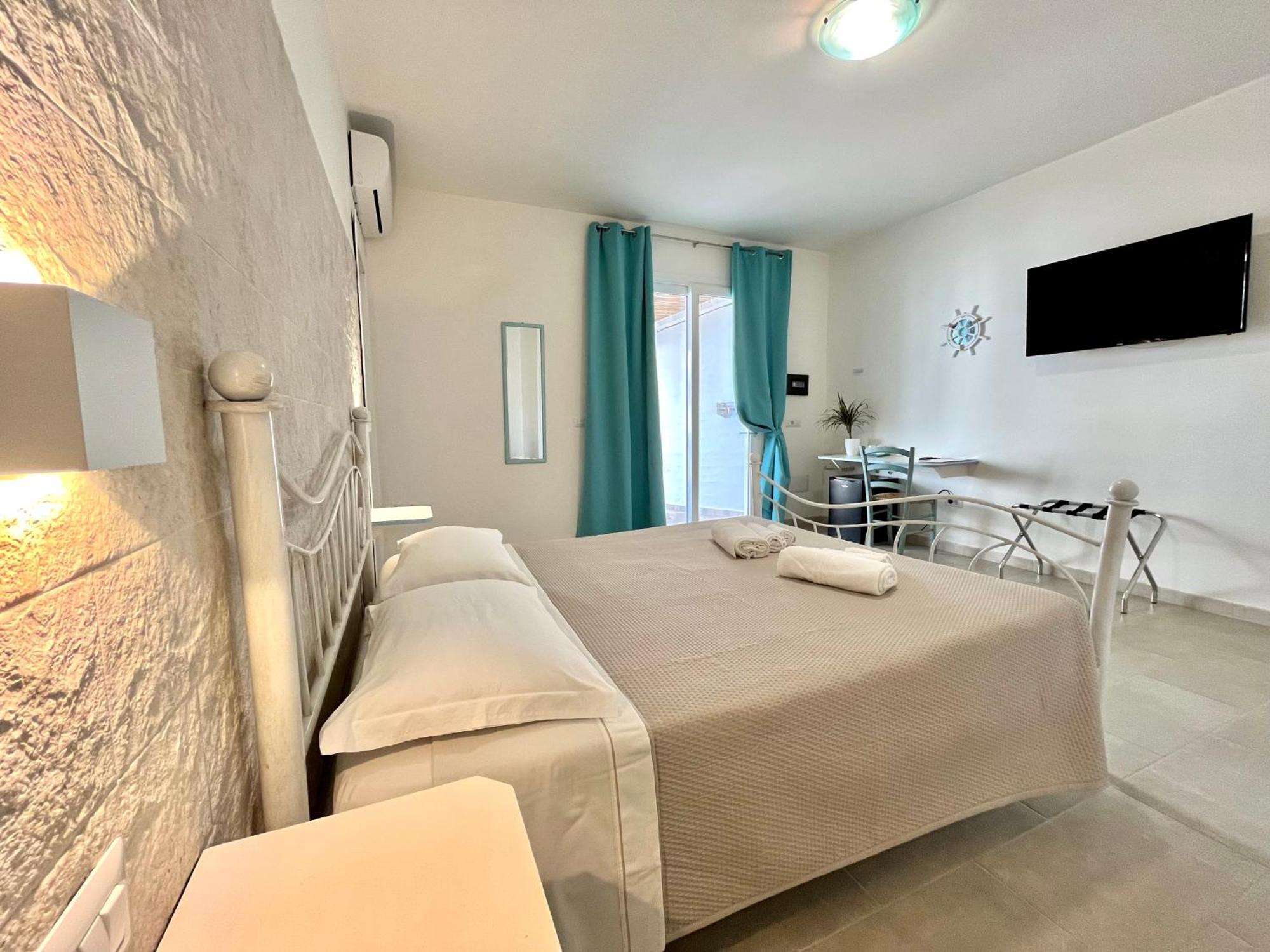 Angolo Mare Apartments & Rooms 皮诺港 外观 照片